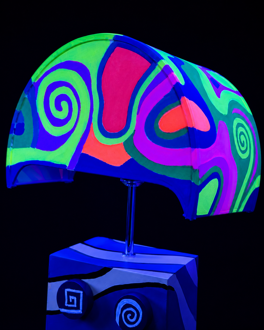 Neon Echoes: Luminara Masa Lambası